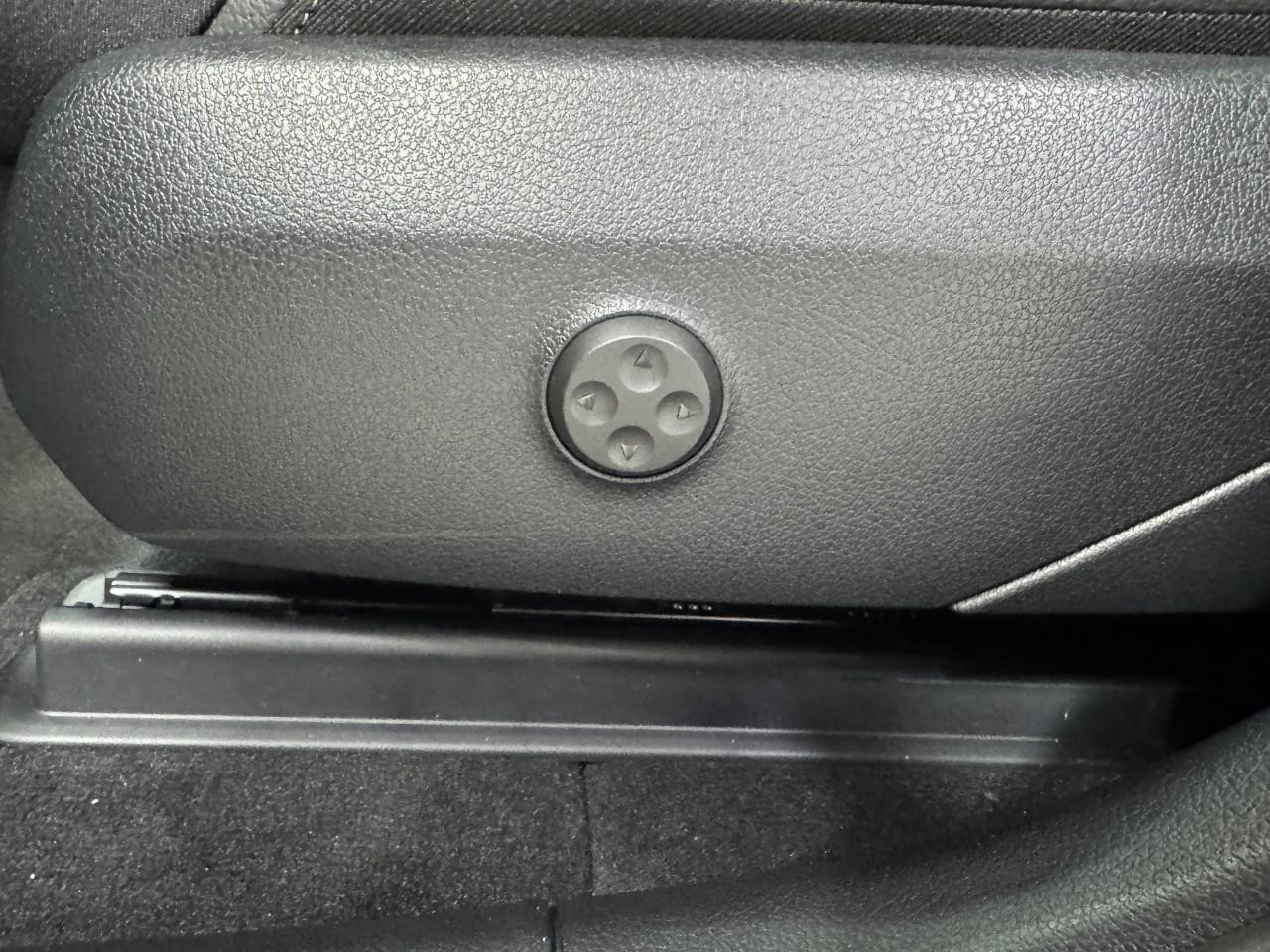 Mercedes-Benz GLC Vehicle Full-screen Gallery Image 29