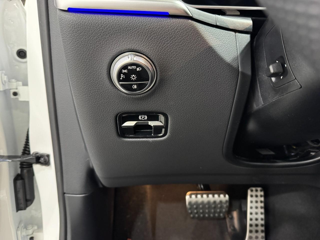 Mercedes-Benz GLC Vehicle Full-screen Gallery Image 30