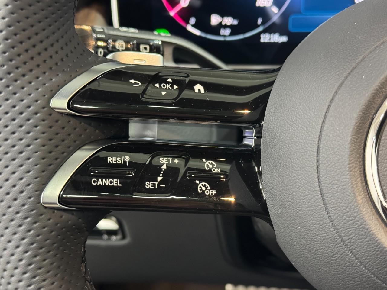 Mercedes-Benz GLC Vehicle Full-screen Gallery Image 31