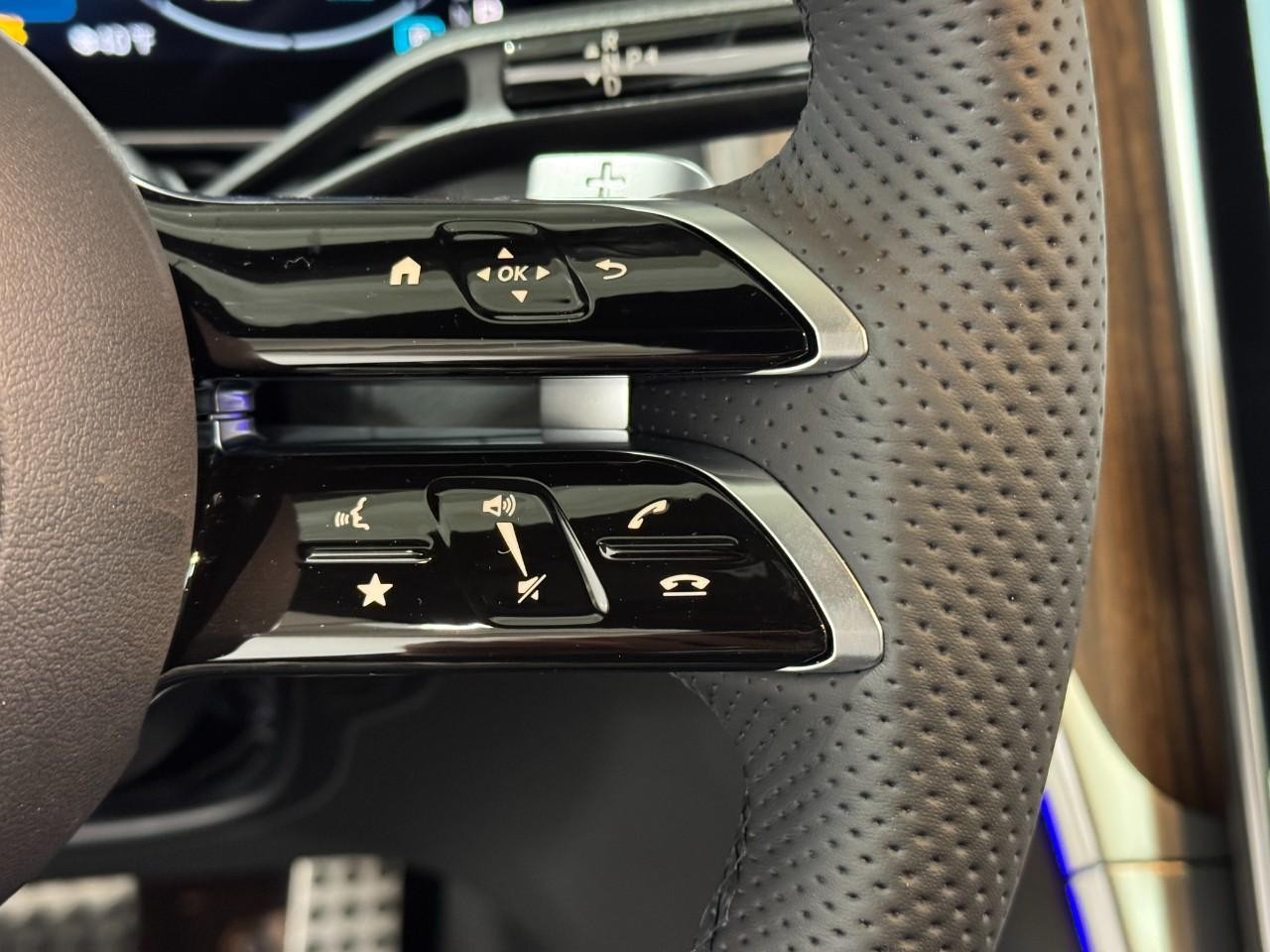 Mercedes-Benz GLC Vehicle Full-screen Gallery Image 32