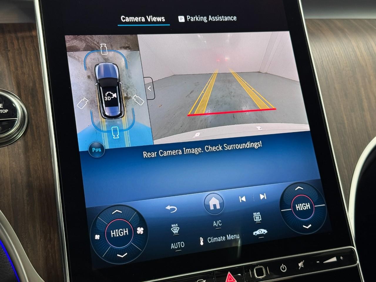 Mercedes-Benz GLC Vehicle Full-screen Gallery Image 35