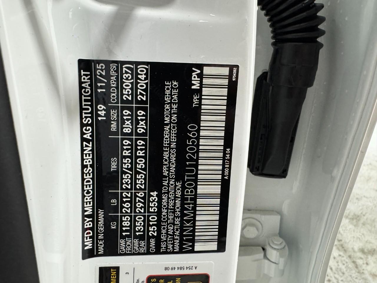 Mercedes-Benz GLC Vehicle Full-screen Gallery Image 36