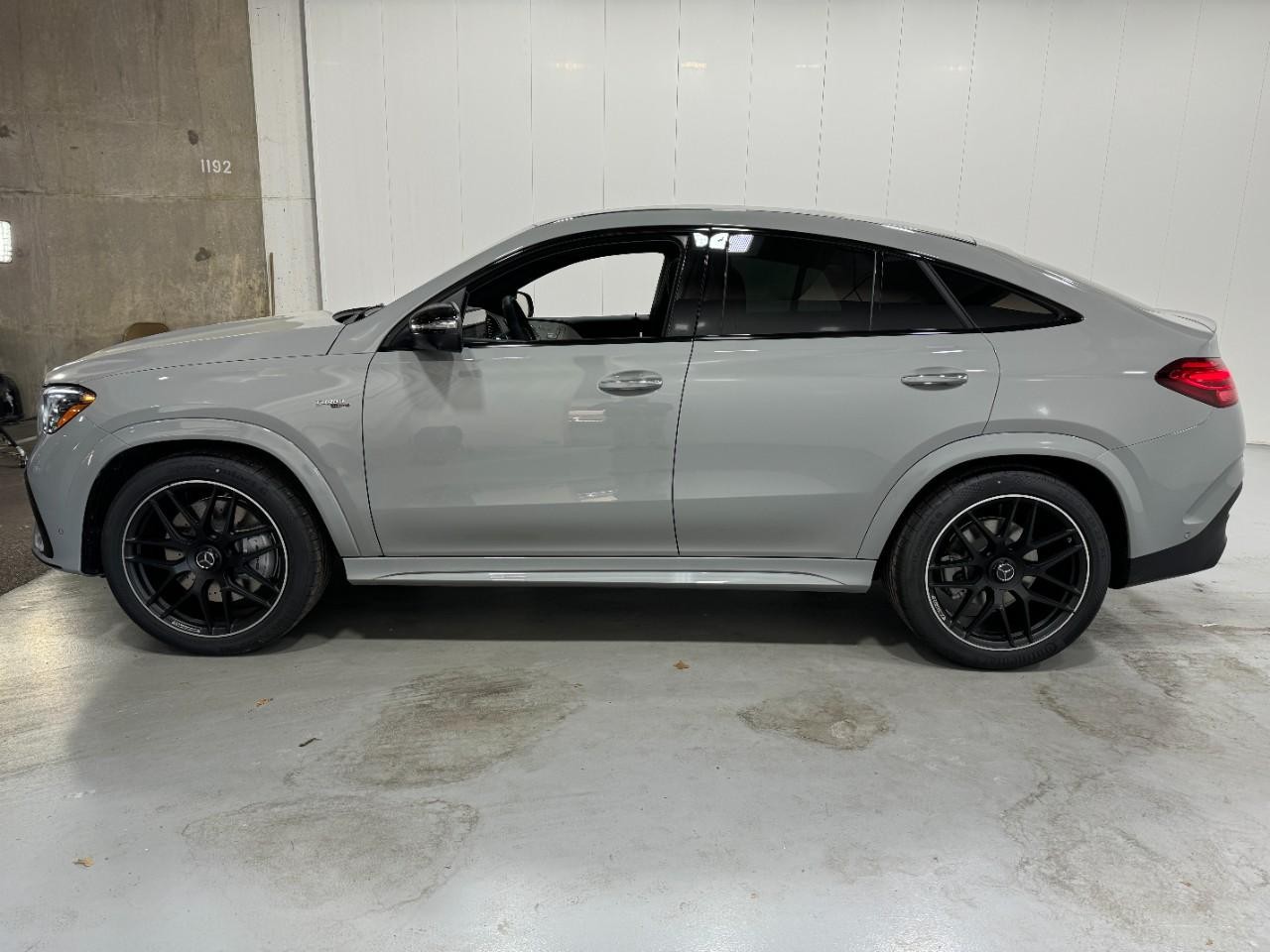 Mercedes-Benz GLE Vehicle Full-screen Gallery Image 2