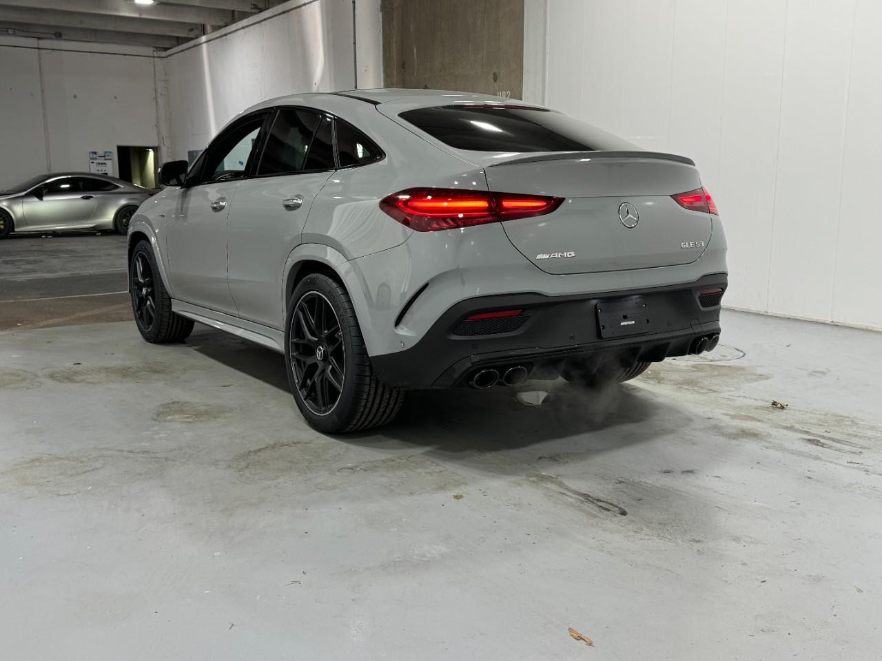 Mercedes-Benz GLE Vehicle Full-screen Gallery Image 3