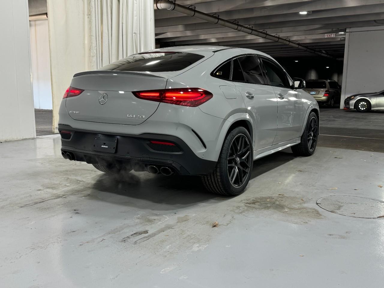 Mercedes-Benz GLE Vehicle Full-screen Gallery Image 4