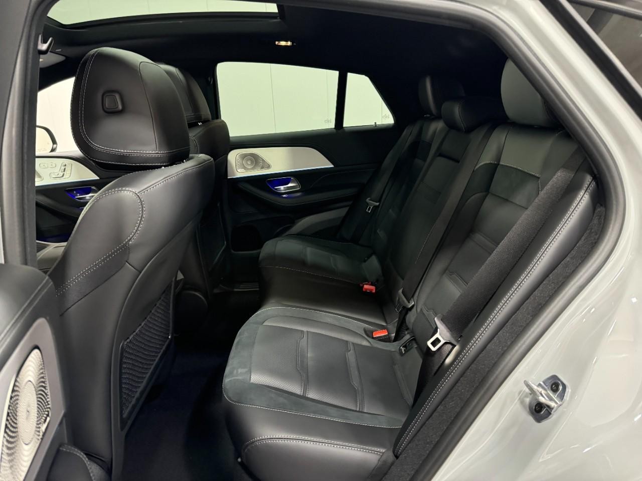 Mercedes-Benz GLE Vehicle Full-screen Gallery Image 8