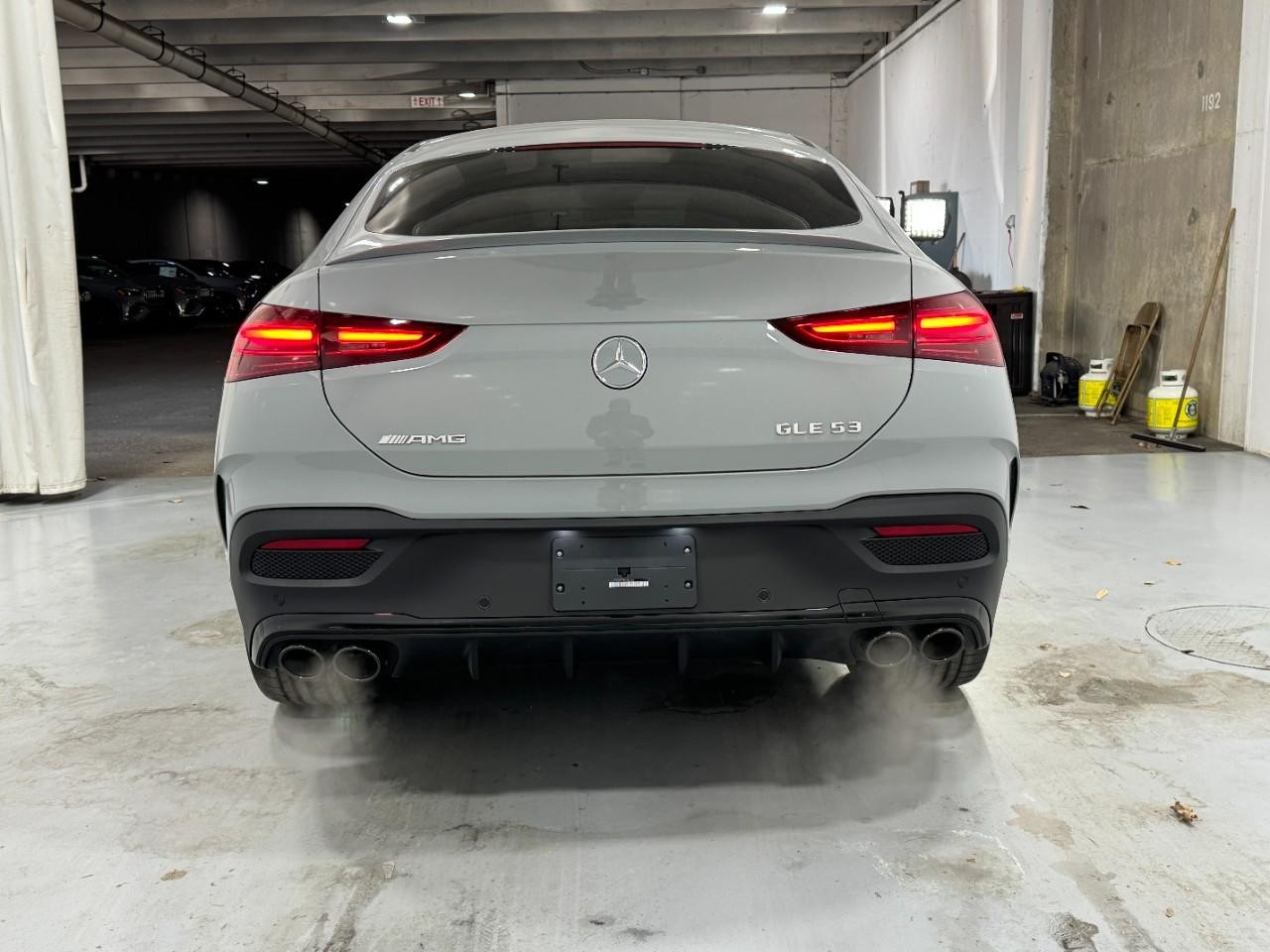 Mercedes-Benz GLE Vehicle Full-screen Gallery Image 9