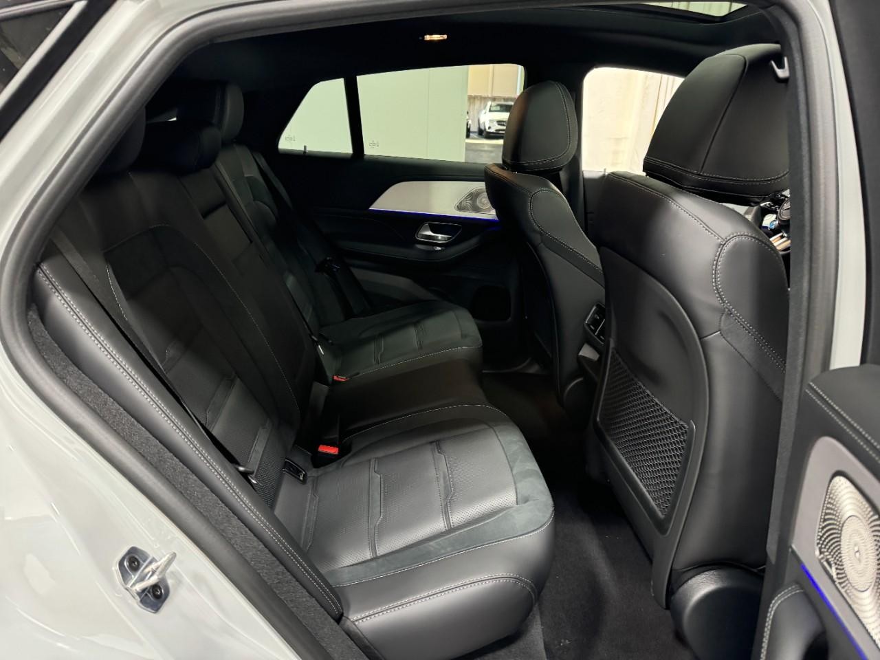 Mercedes-Benz GLE Vehicle Full-screen Gallery Image 10