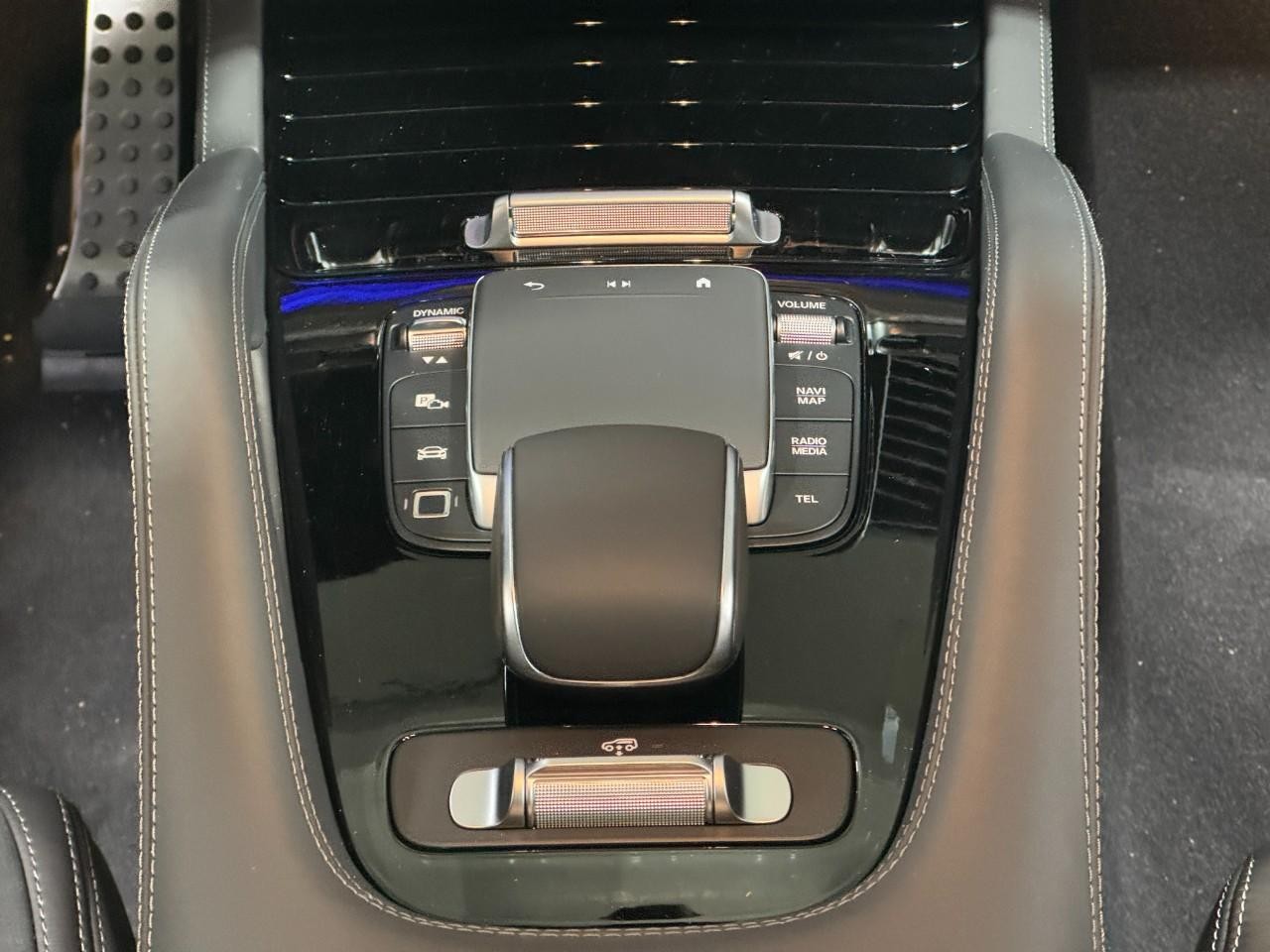 Mercedes-Benz GLE Vehicle Full-screen Gallery Image 16