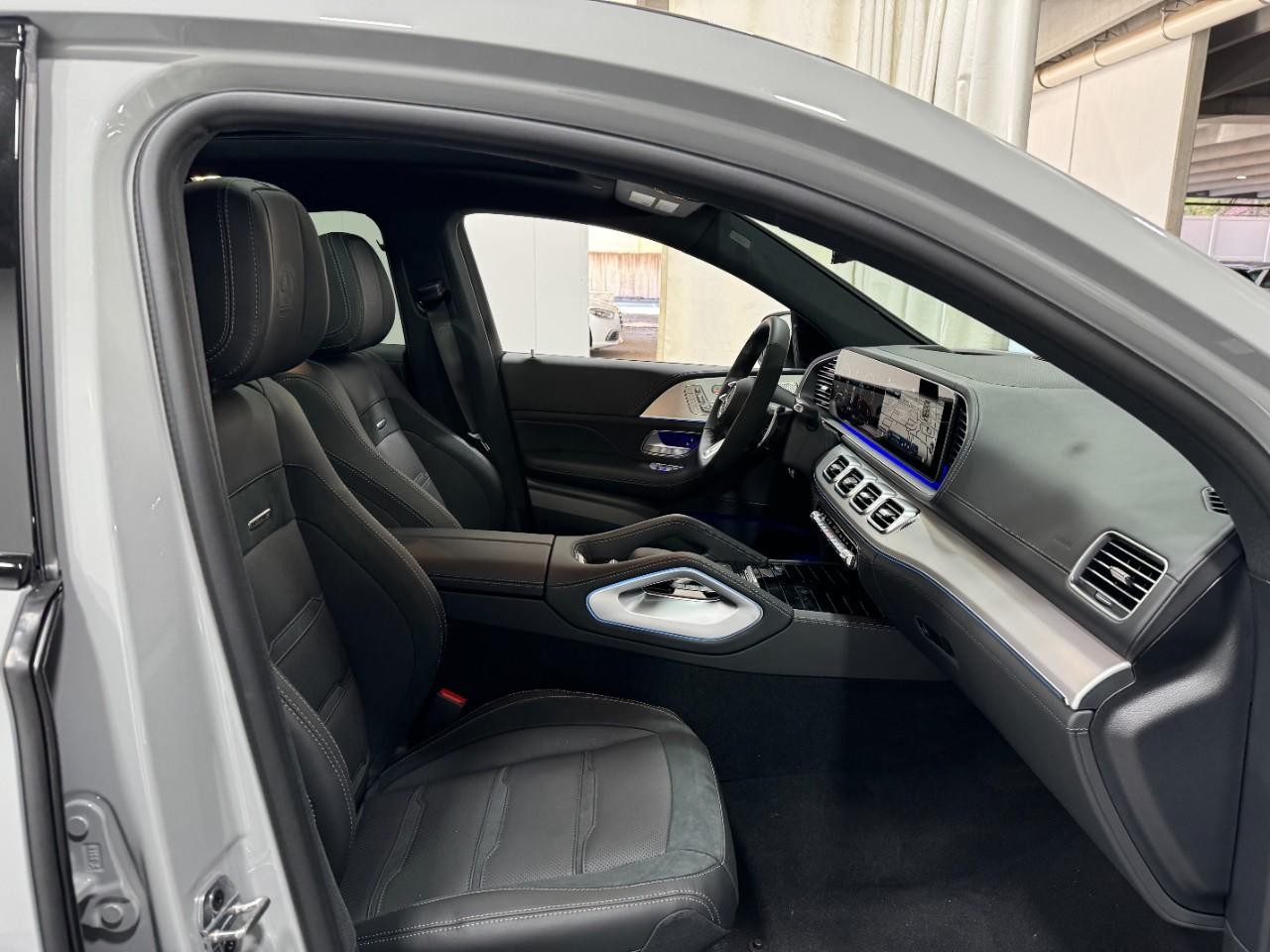 Mercedes-Benz GLE Vehicle Full-screen Gallery Image 18