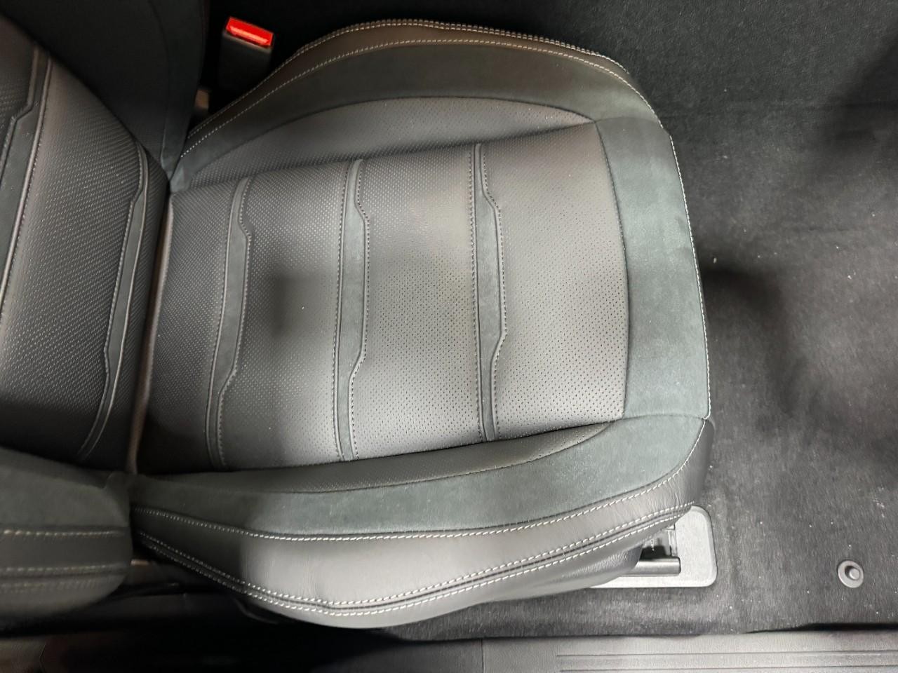 Mercedes-Benz GLE Vehicle Full-screen Gallery Image 19