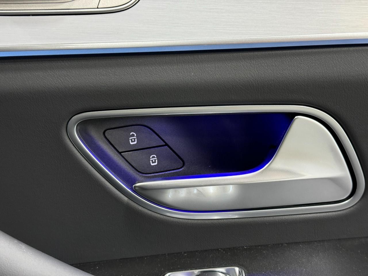 Mercedes-Benz GLE Vehicle Full-screen Gallery Image 21