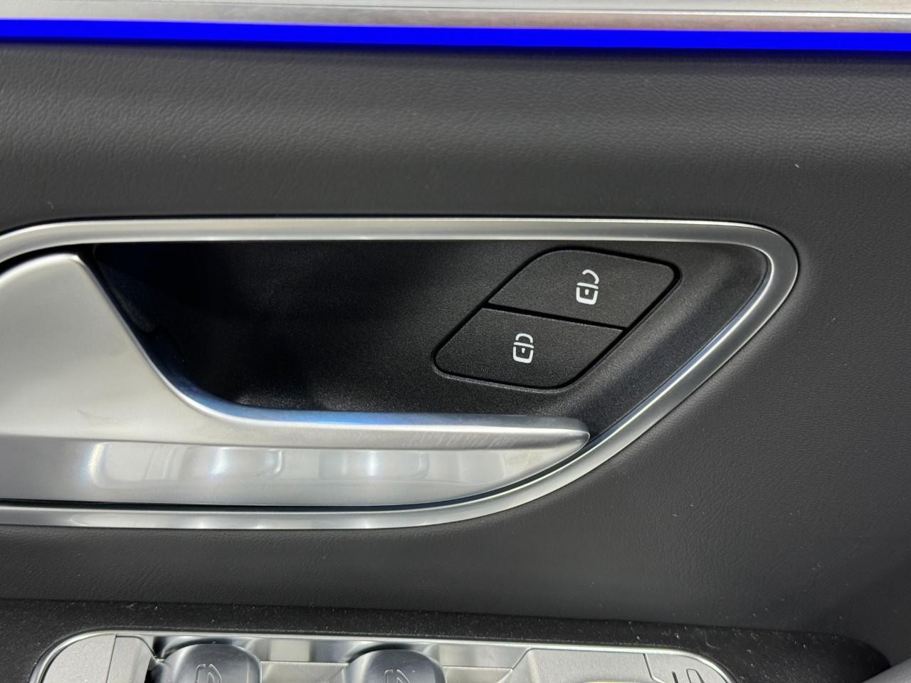 Mercedes-Benz GLE Vehicle Full-screen Gallery Image 25