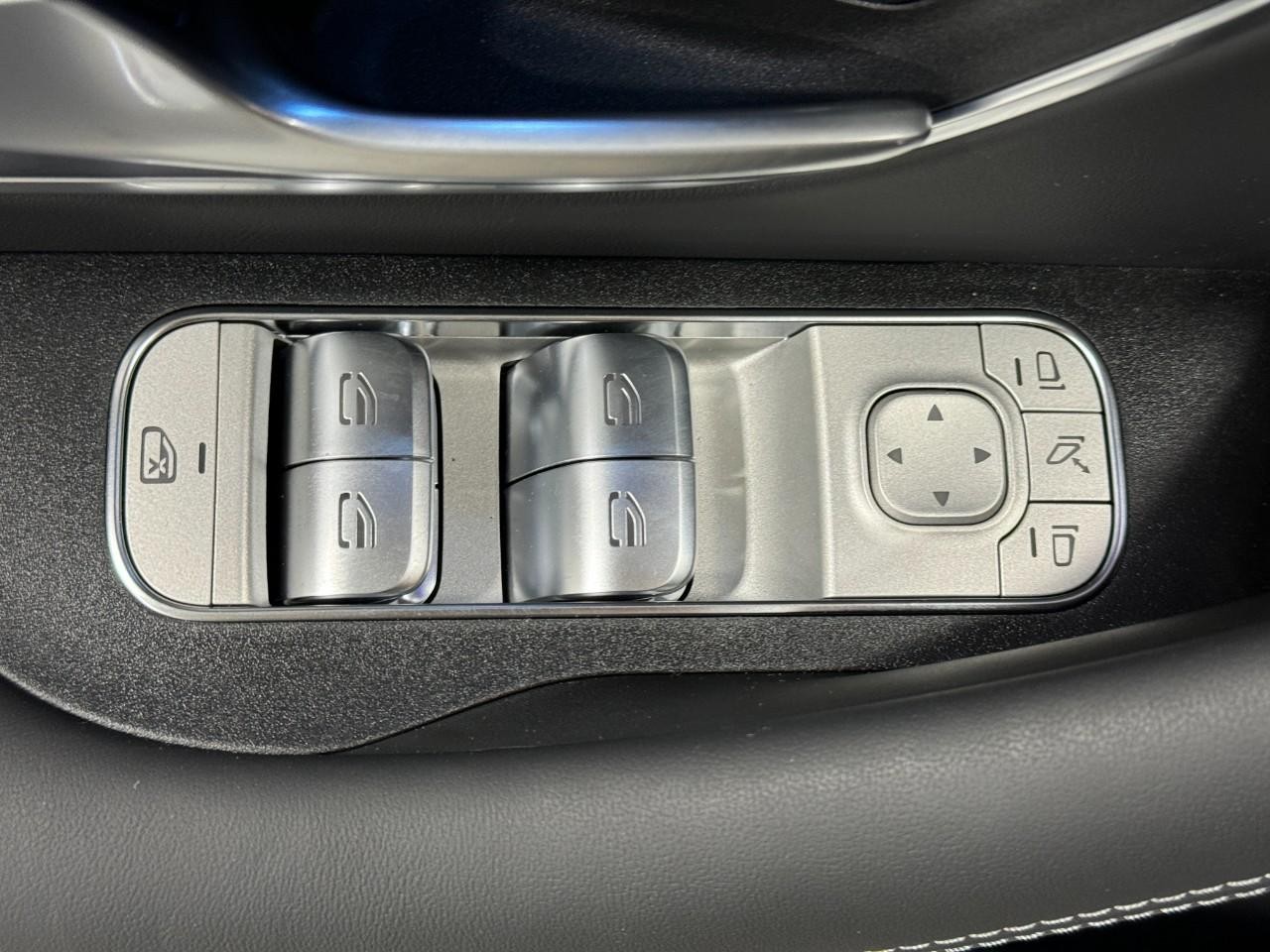 Mercedes-Benz GLE Vehicle Full-screen Gallery Image 26