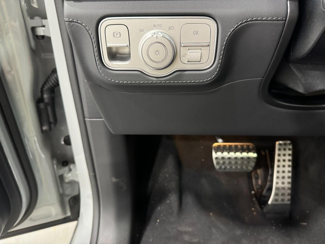 Mercedes-Benz GLE Vehicle Full-screen Gallery Image 30