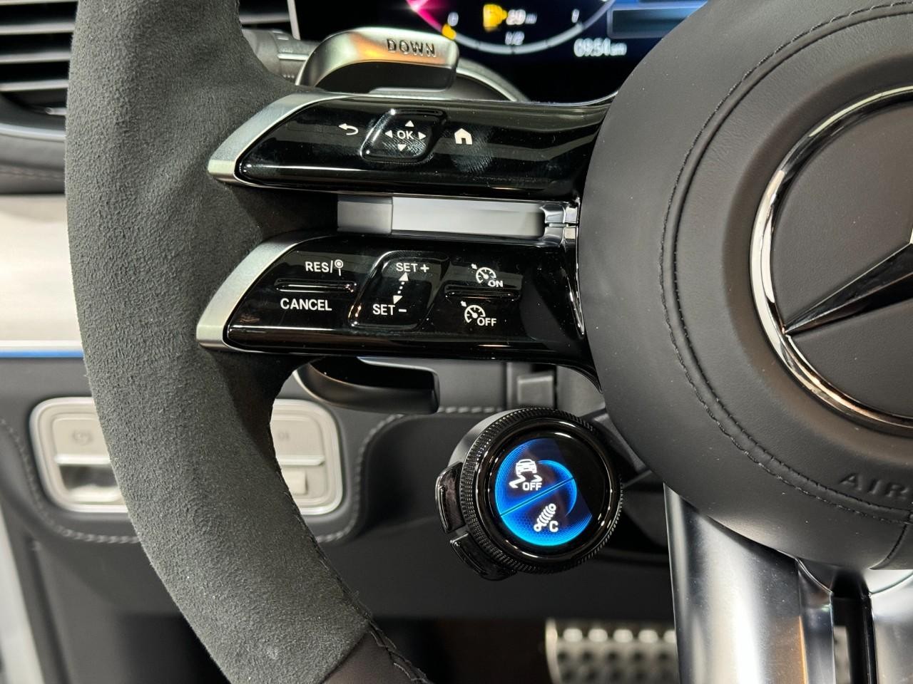 Mercedes-Benz GLE Vehicle Full-screen Gallery Image 31