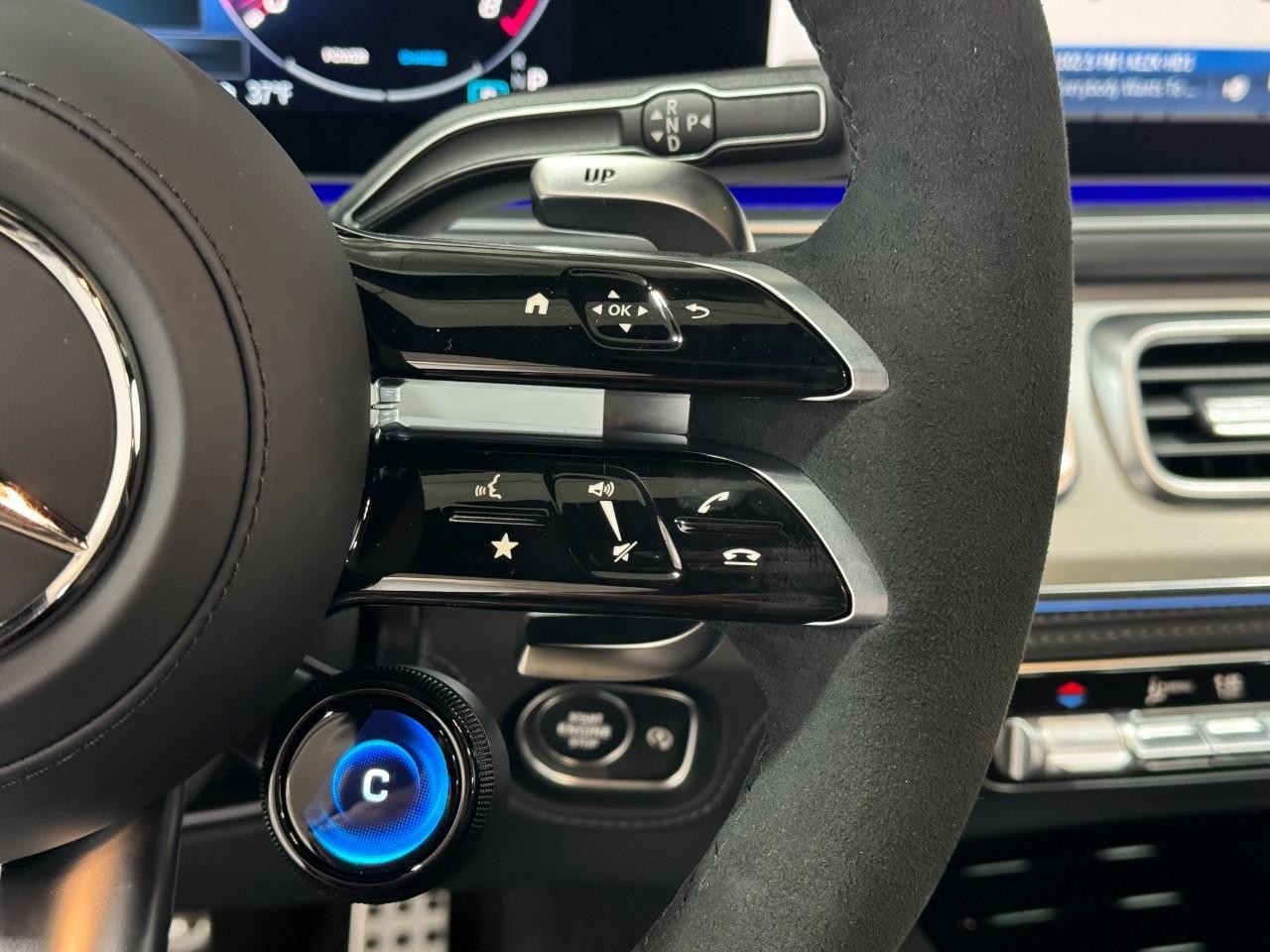 Mercedes-Benz GLE Vehicle Full-screen Gallery Image 32