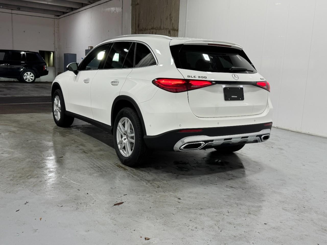 Mercedes-Benz GLC Vehicle Full-screen Gallery Image 3