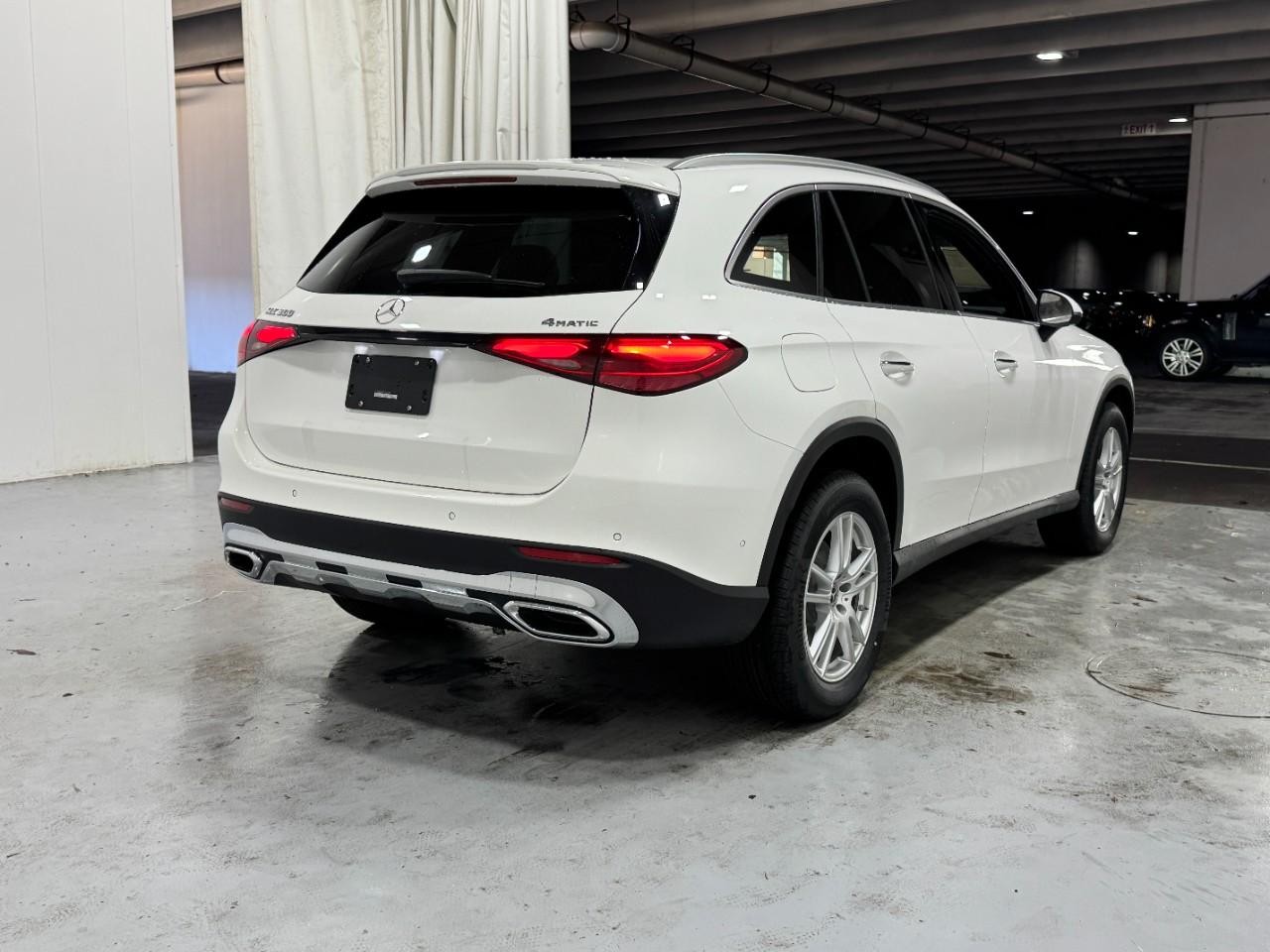 Mercedes-Benz GLC Vehicle Full-screen Gallery Image 4