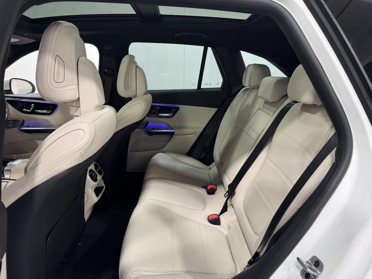 Mercedes-Benz GLC Vehicle Full-screen Gallery Image 8