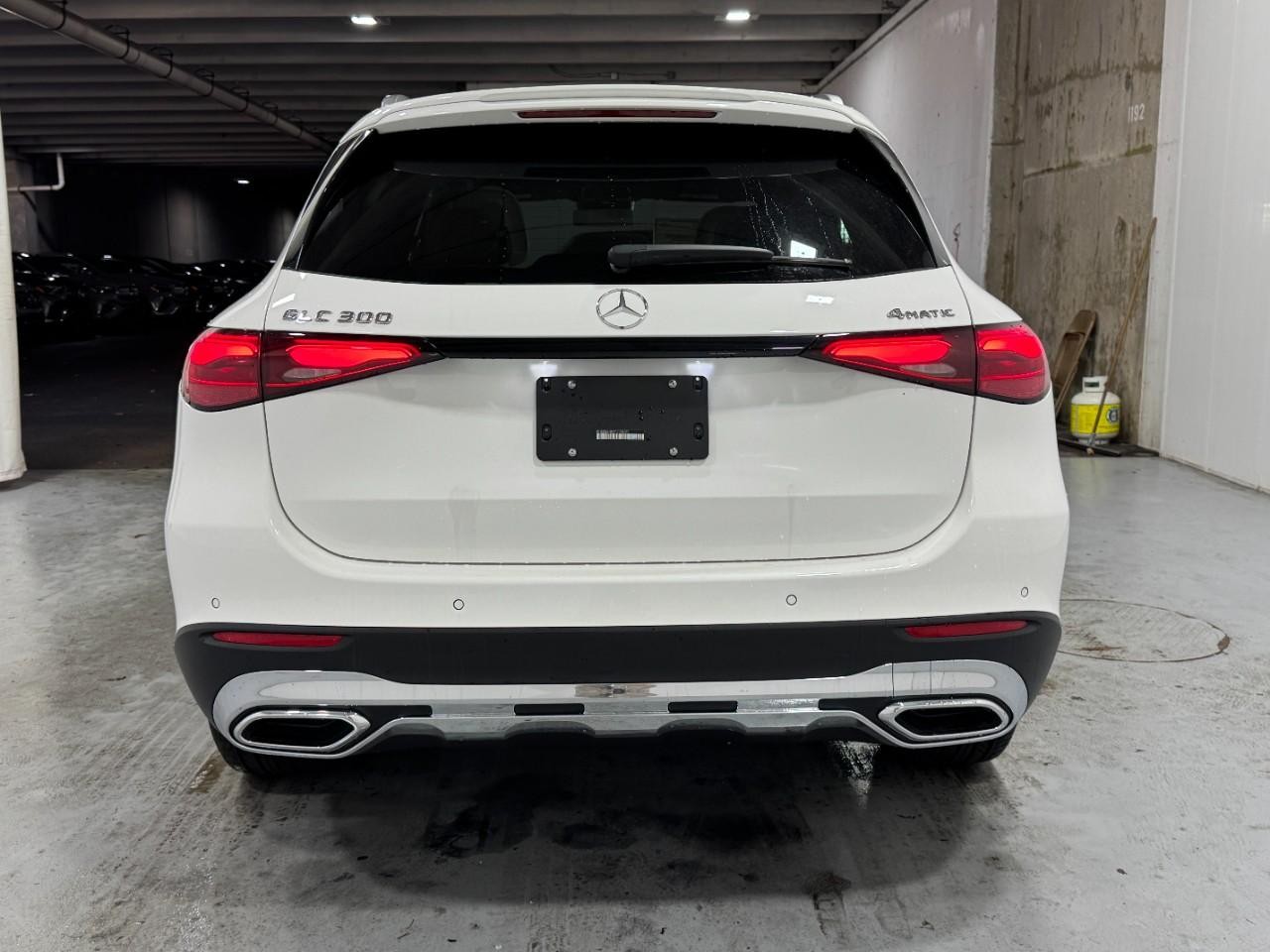 Mercedes-Benz GLC Vehicle Full-screen Gallery Image 9