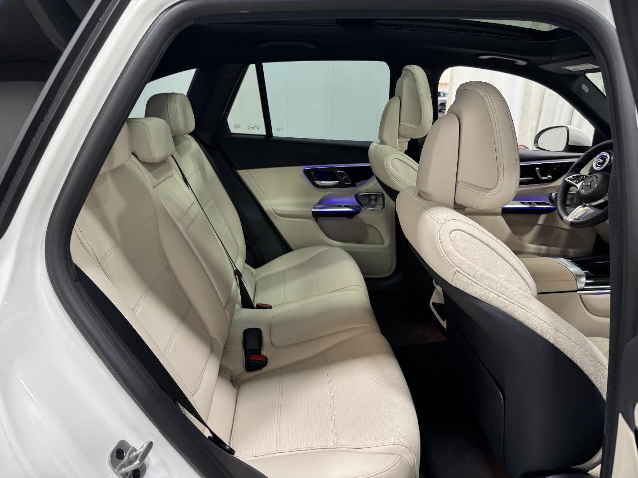 Mercedes-Benz GLC Vehicle Full-screen Gallery Image 10