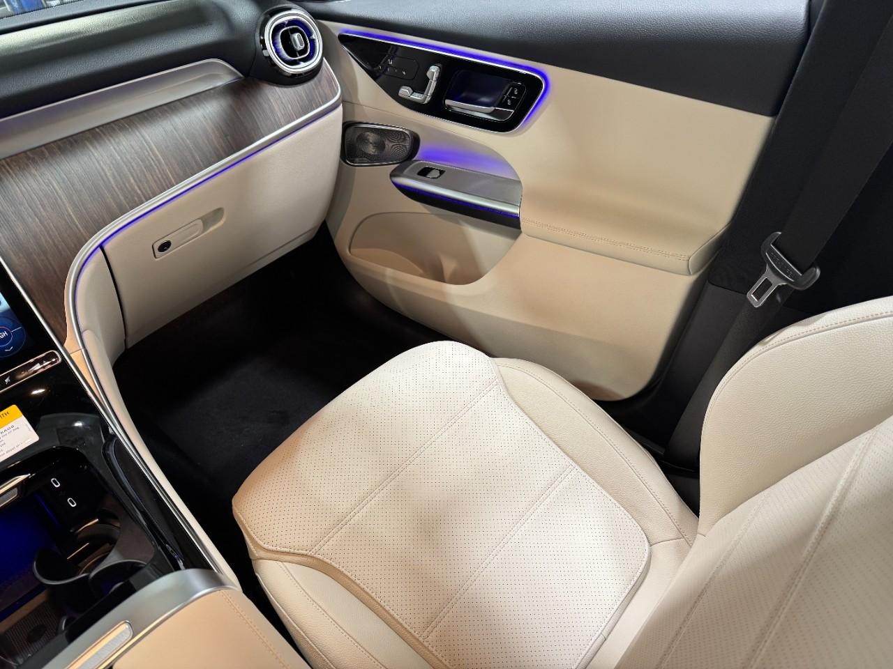 Mercedes-Benz GLC Vehicle Full-screen Gallery Image 15