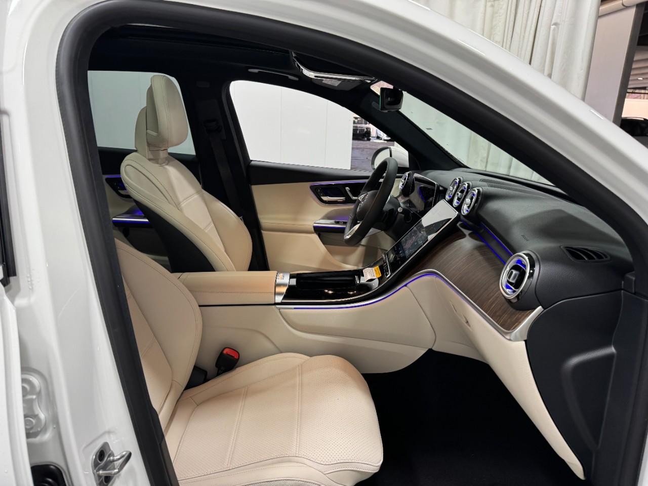 Mercedes-Benz GLC Vehicle Full-screen Gallery Image 16