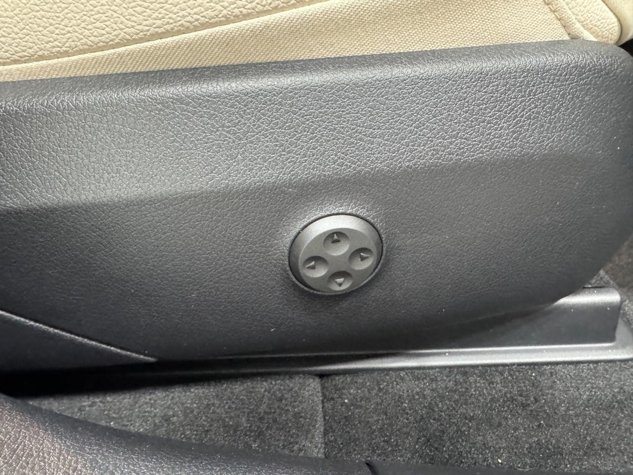 Mercedes-Benz GLC Vehicle Full-screen Gallery Image 18