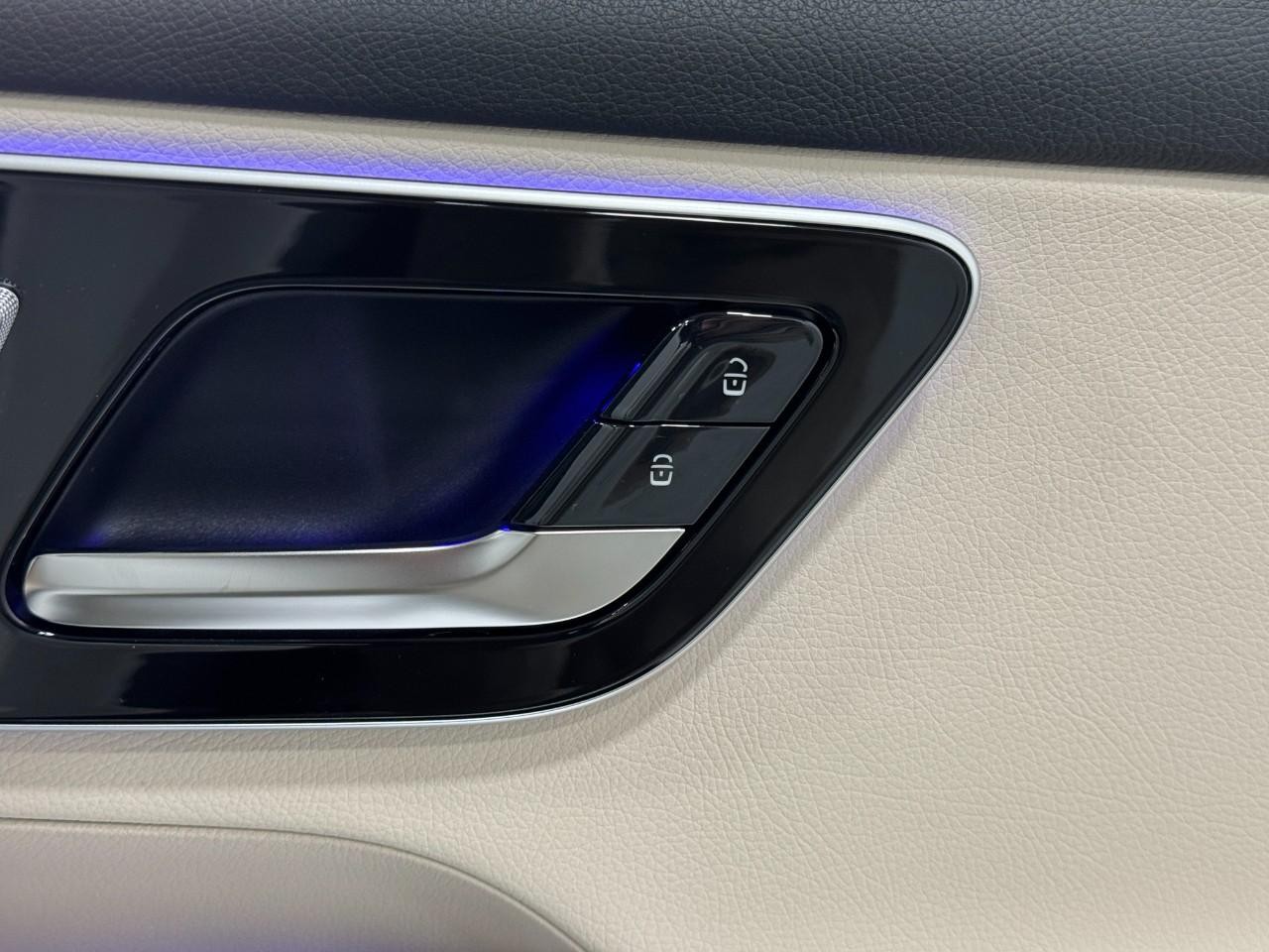 Mercedes-Benz GLC Vehicle Full-screen Gallery Image 20