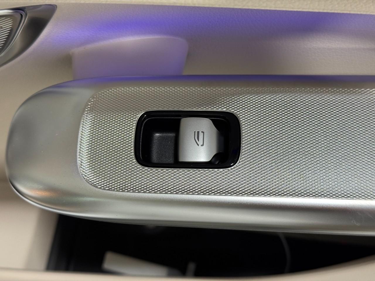 Mercedes-Benz GLC Vehicle Full-screen Gallery Image 21