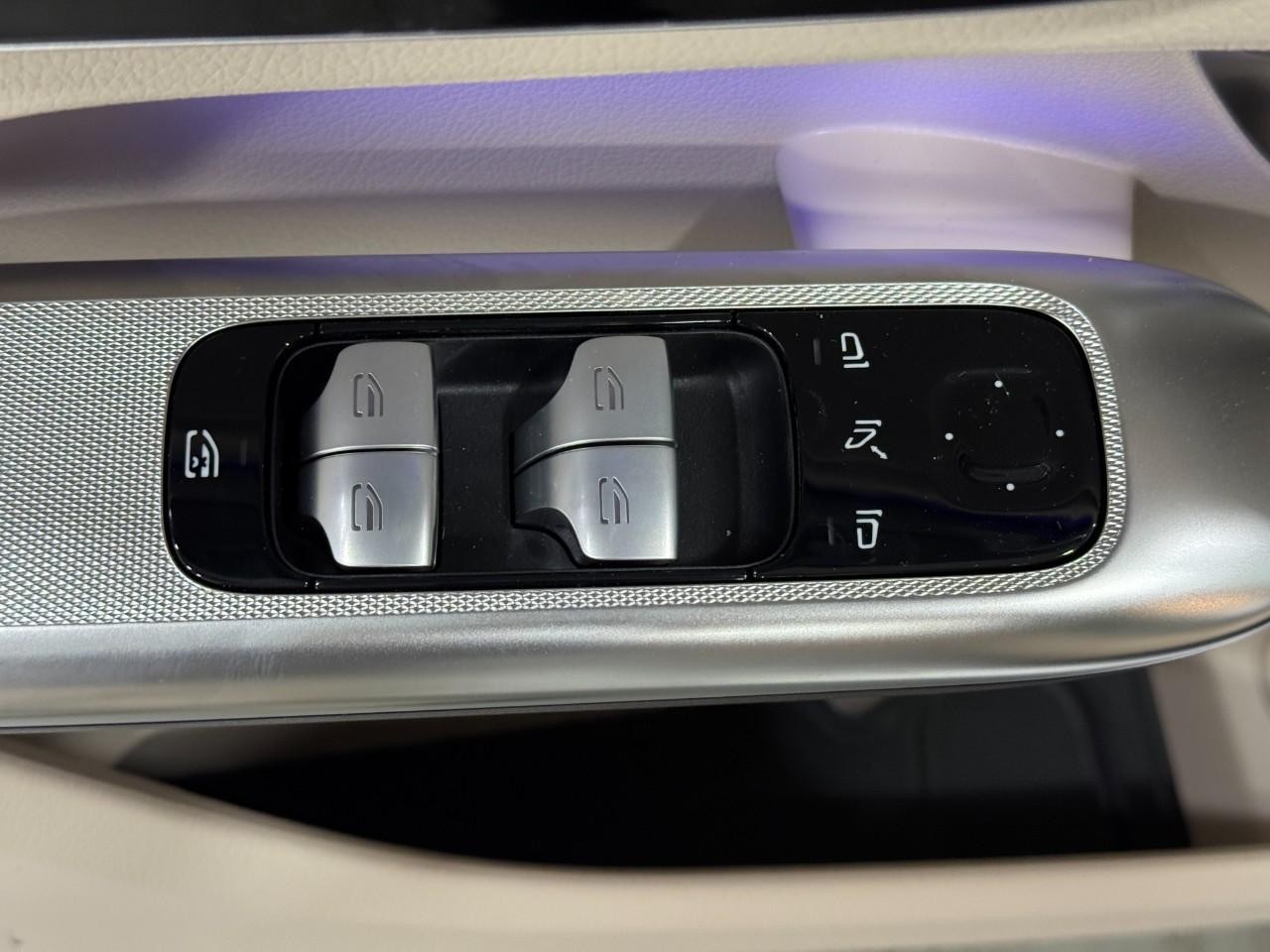 Mercedes-Benz GLC Vehicle Full-screen Gallery Image 24