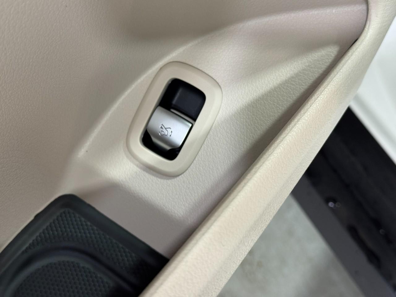 Mercedes-Benz GLC Vehicle Full-screen Gallery Image 26