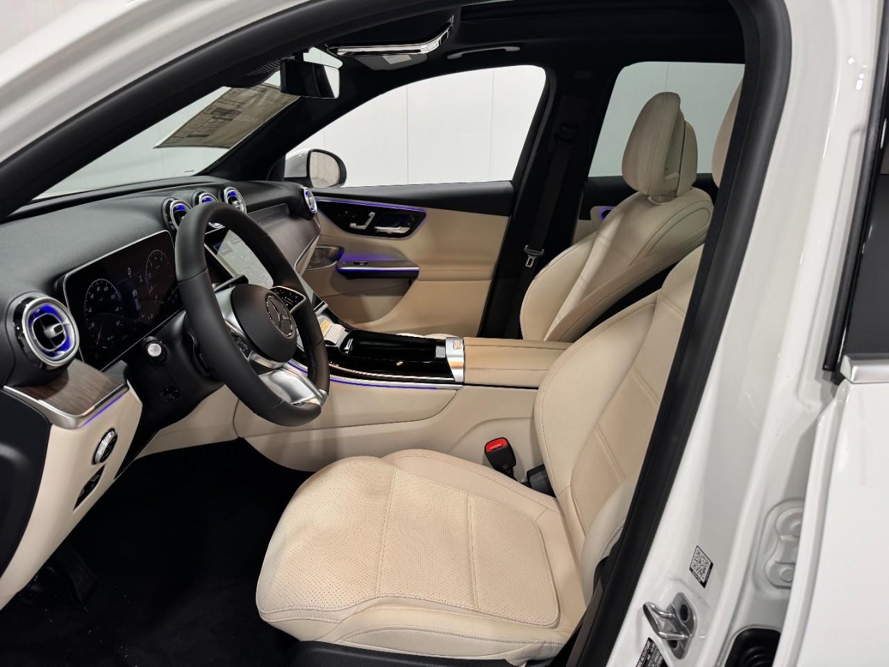 Mercedes-Benz GLC Vehicle Full-screen Gallery Image 27