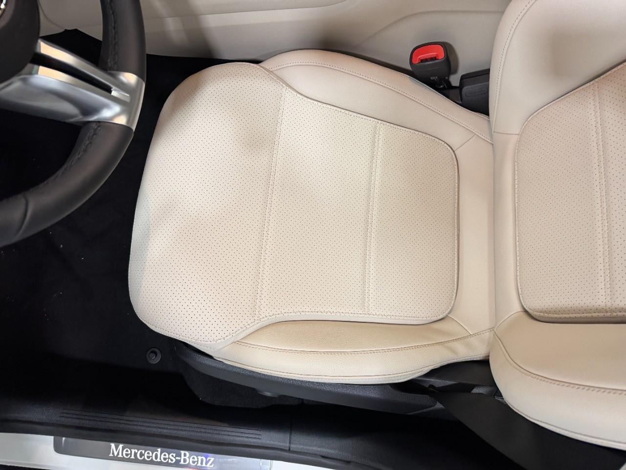 Mercedes-Benz GLC Vehicle Full-screen Gallery Image 28