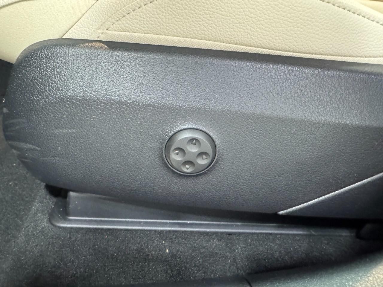 Mercedes-Benz GLC Vehicle Full-screen Gallery Image 29