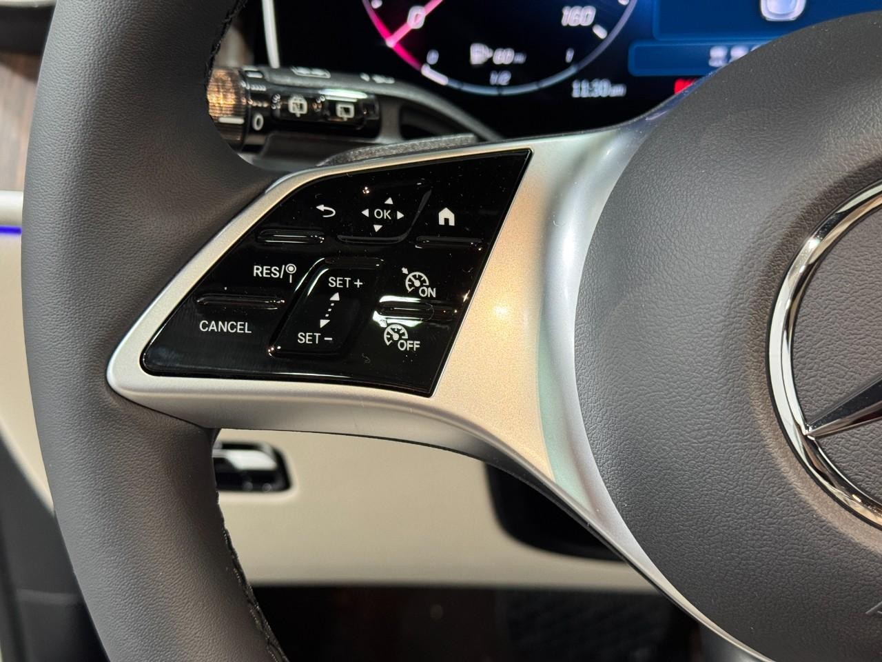 Mercedes-Benz GLC Vehicle Full-screen Gallery Image 31