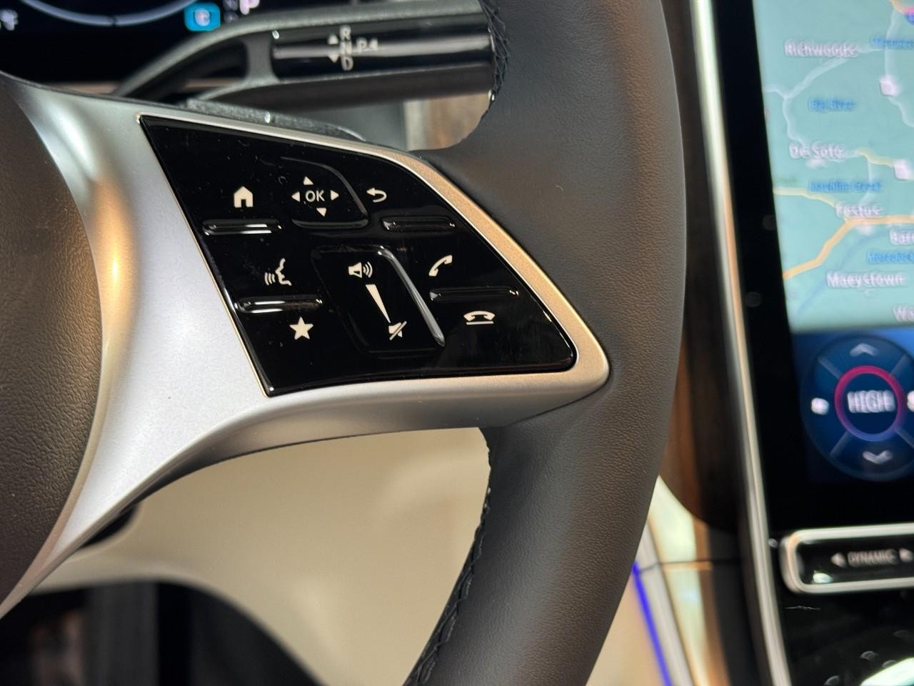 Mercedes-Benz GLC Vehicle Full-screen Gallery Image 32