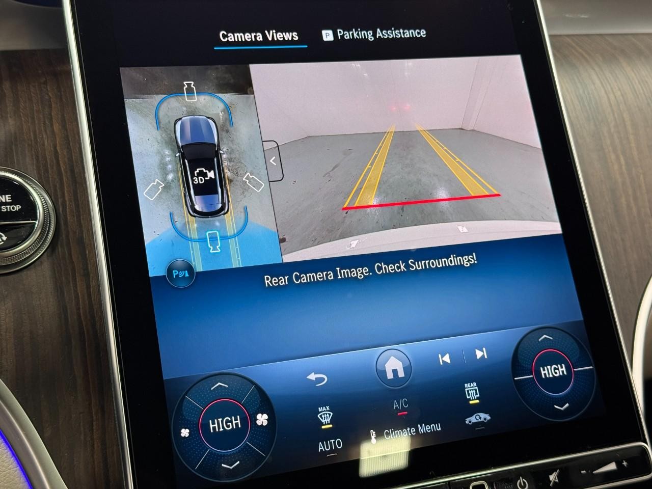 Mercedes-Benz GLC Vehicle Full-screen Gallery Image 35