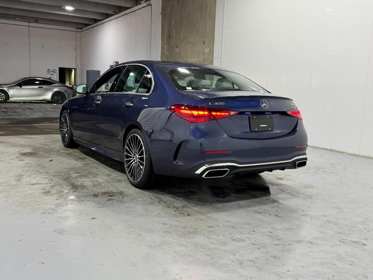 Mercedes-Benz C-Class Vehicle Full-screen Gallery Image 3