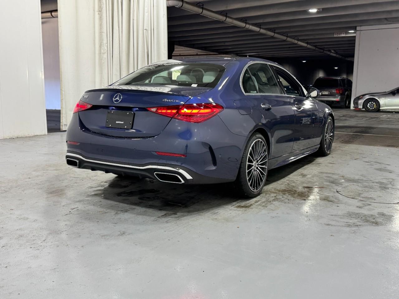 Mercedes-Benz C-Class Vehicle Full-screen Gallery Image 4