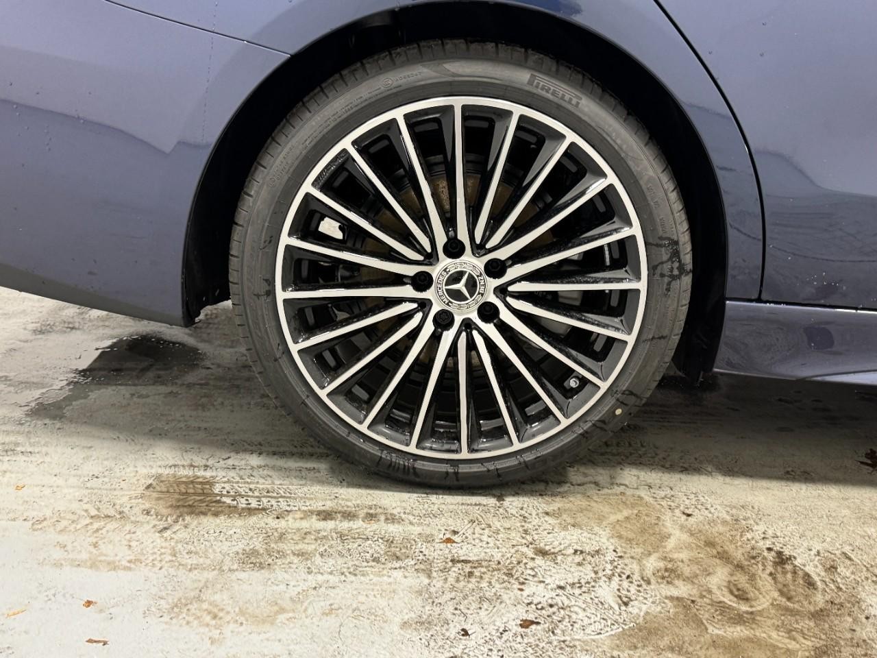 Mercedes-Benz C-Class Vehicle Full-screen Gallery Image 5