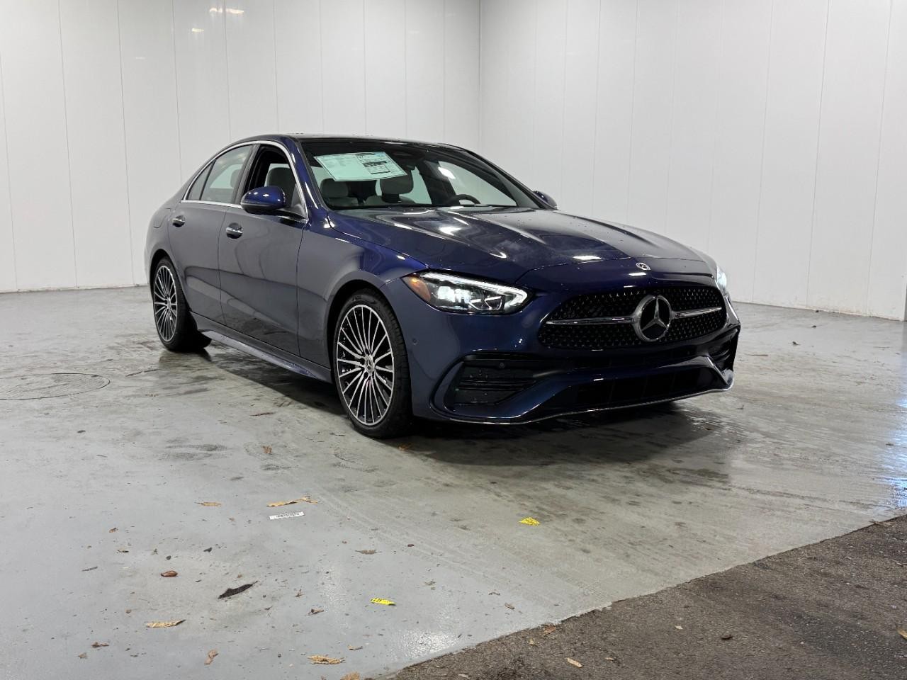 Mercedes-Benz C-Class Vehicle Full-screen Gallery Image 6