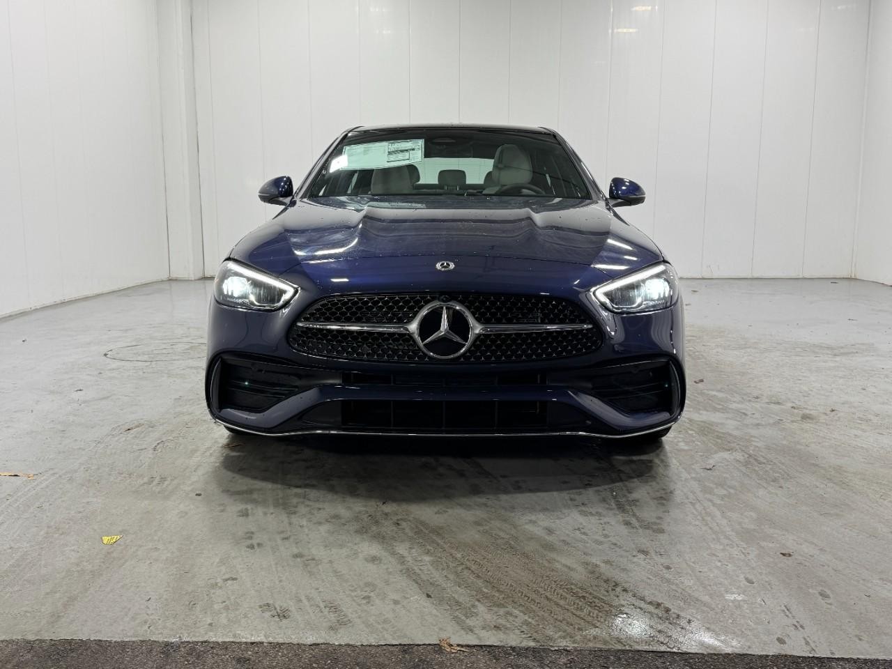 Mercedes-Benz C-Class Vehicle Full-screen Gallery Image 7