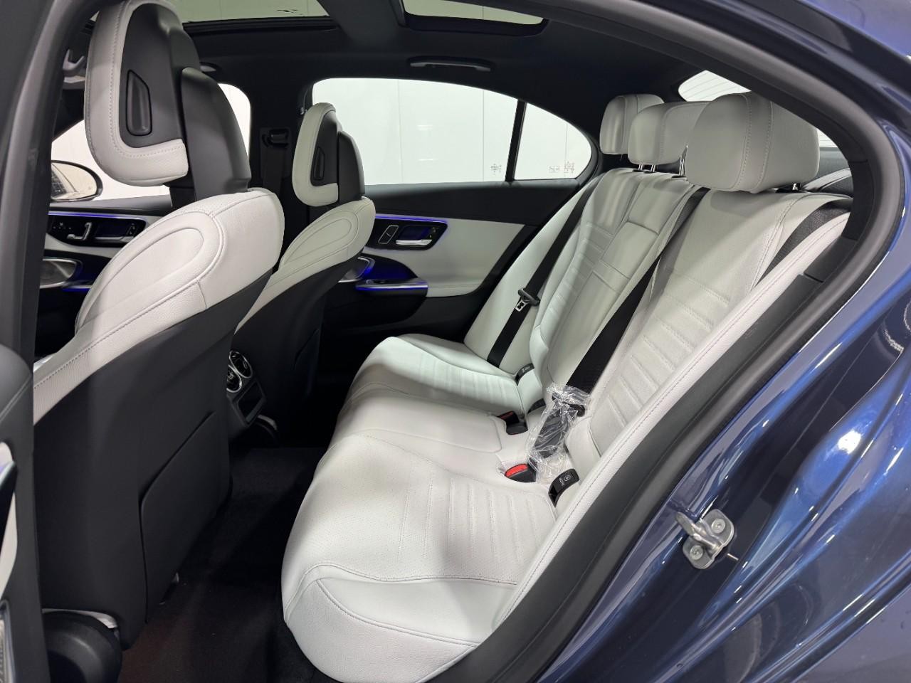 Mercedes-Benz C-Class Vehicle Full-screen Gallery Image 8