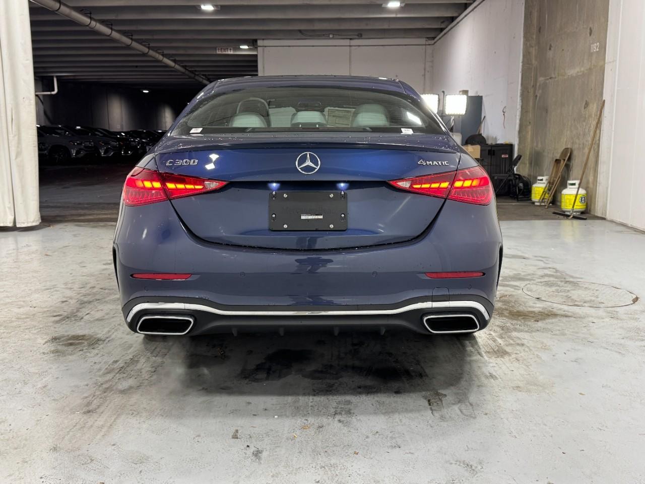 Mercedes-Benz C-Class Vehicle Full-screen Gallery Image 9