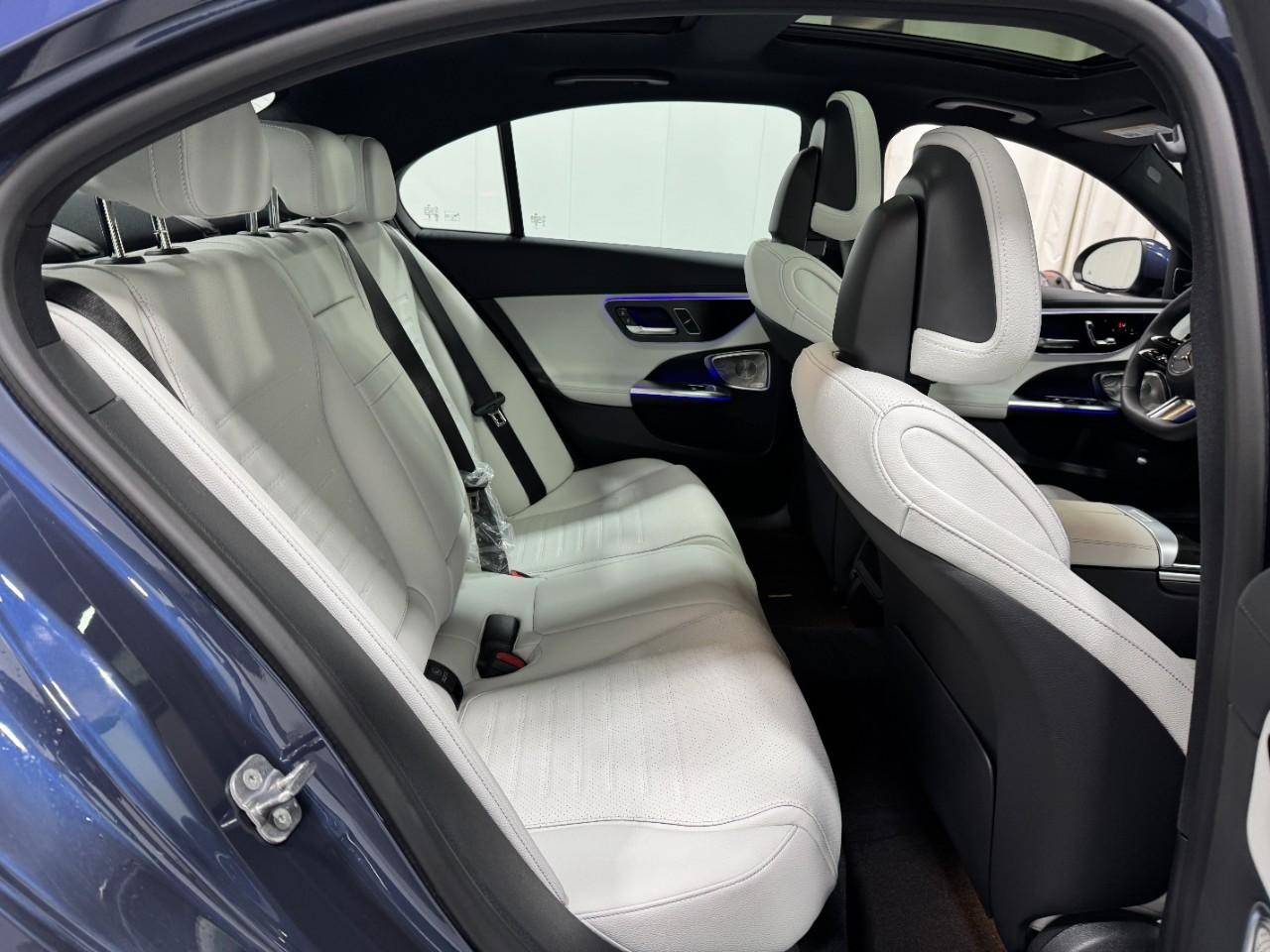 Mercedes-Benz C-Class Vehicle Full-screen Gallery Image 10