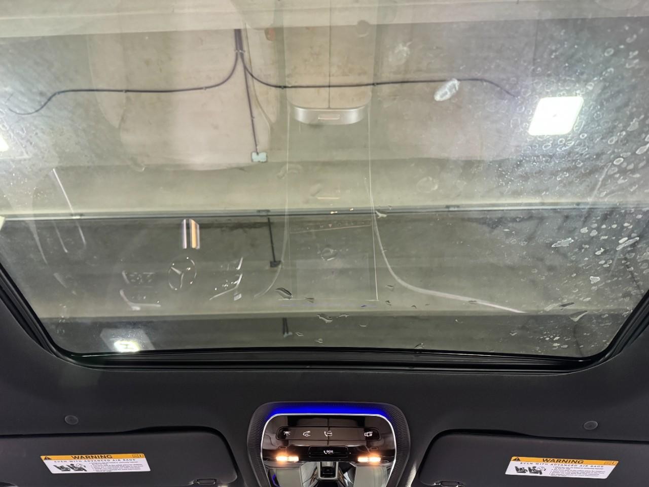 Mercedes-Benz C-Class Vehicle Full-screen Gallery Image 11