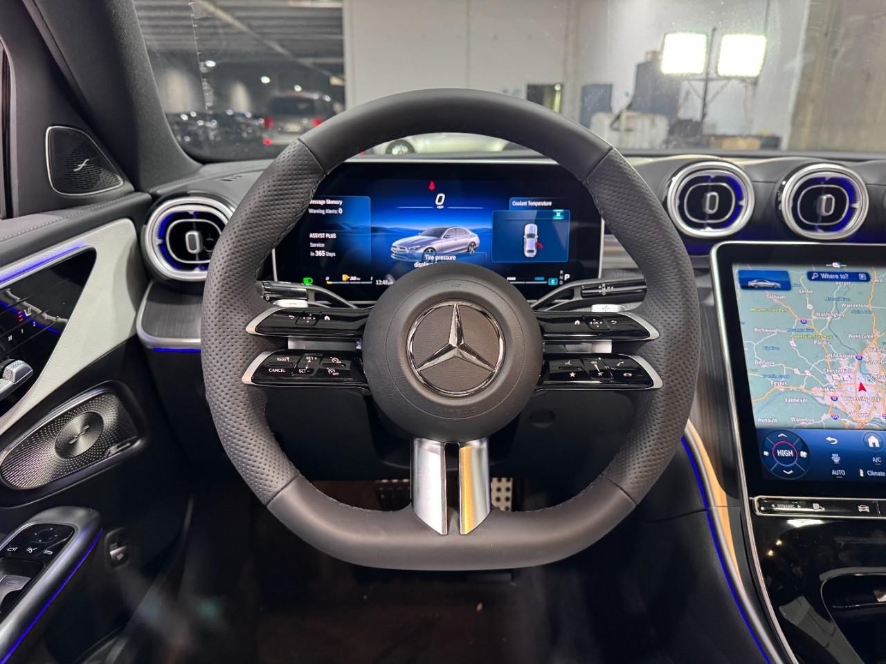 Mercedes-Benz C-Class Vehicle Full-screen Gallery Image 13