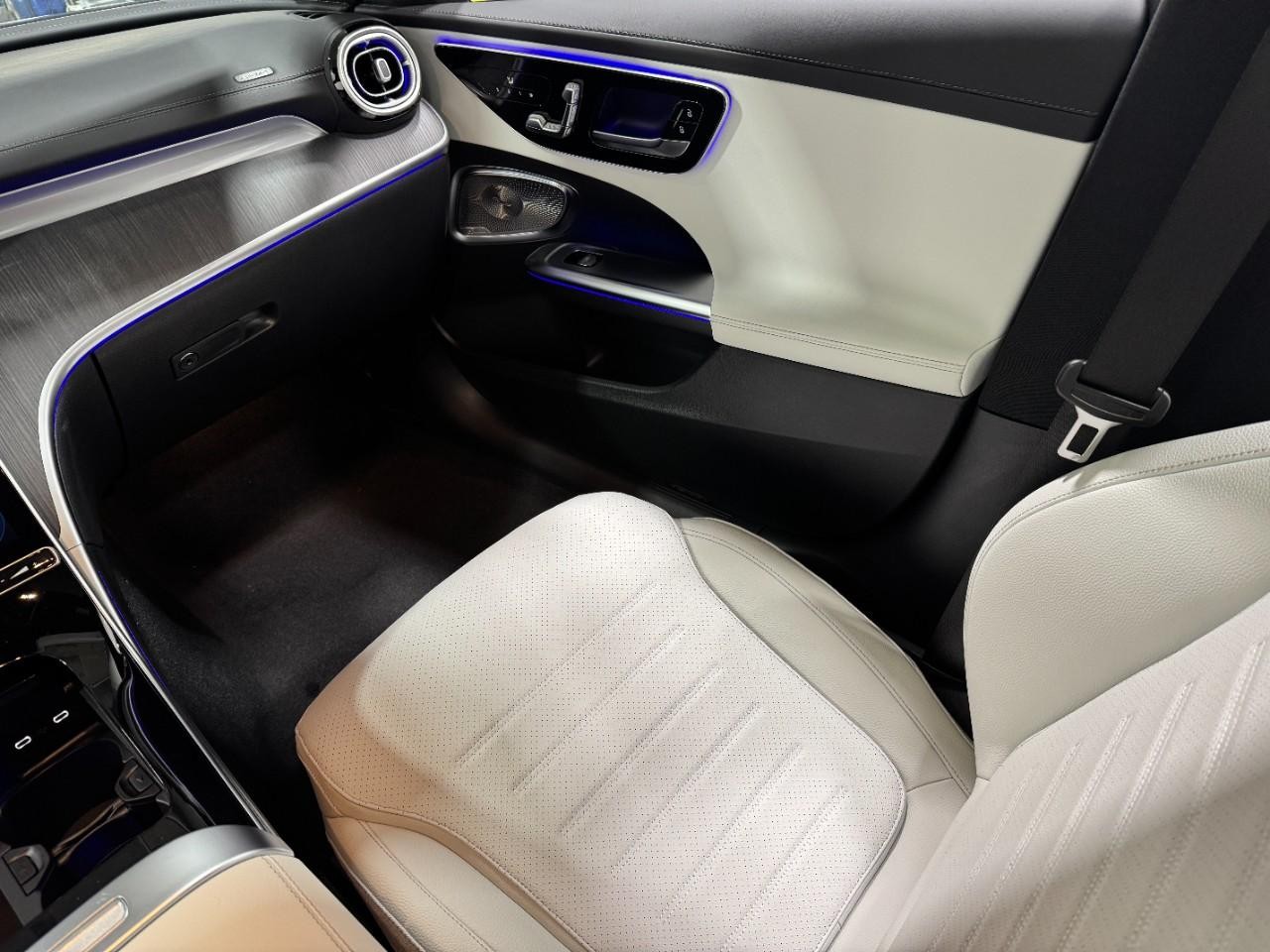 Mercedes-Benz C-Class Vehicle Full-screen Gallery Image 15